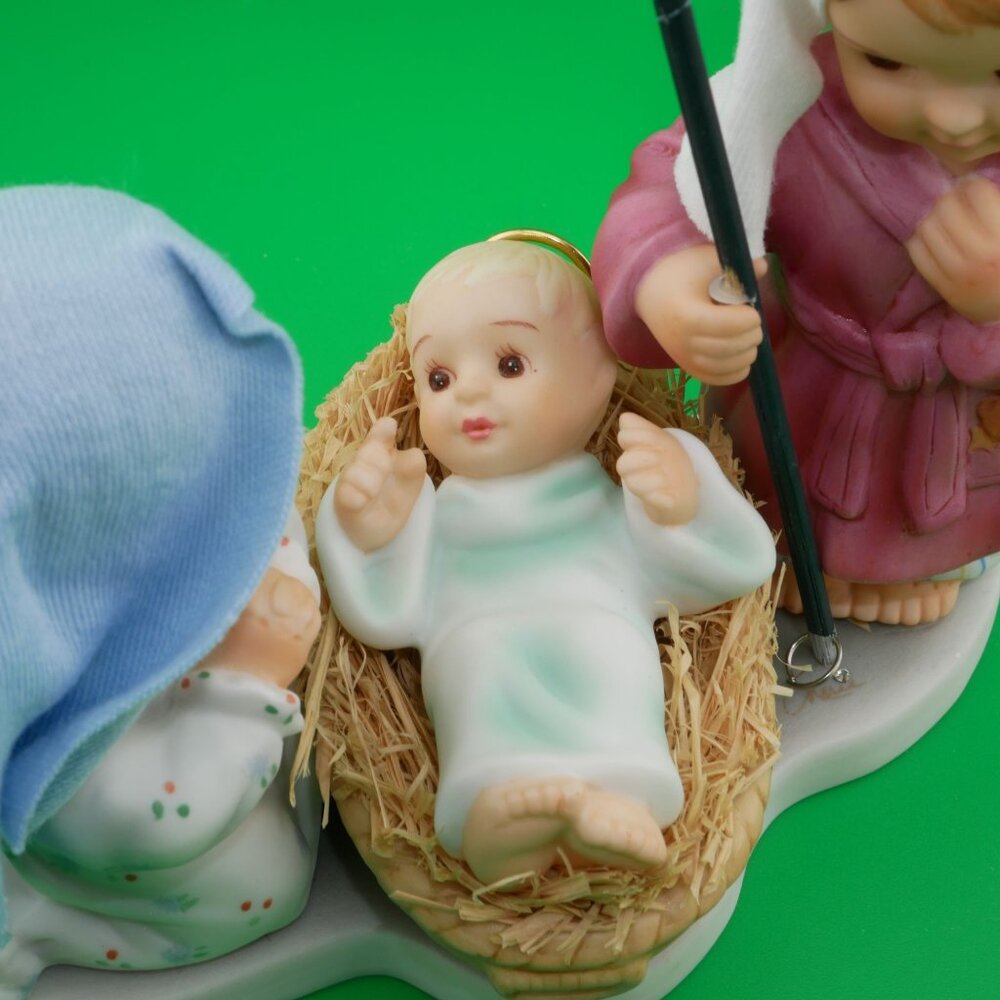 Nativity Figurine "Away In A Manger" By Ashton-Drake Galleries LE#1873 of 5000 - Picture 5 of 7